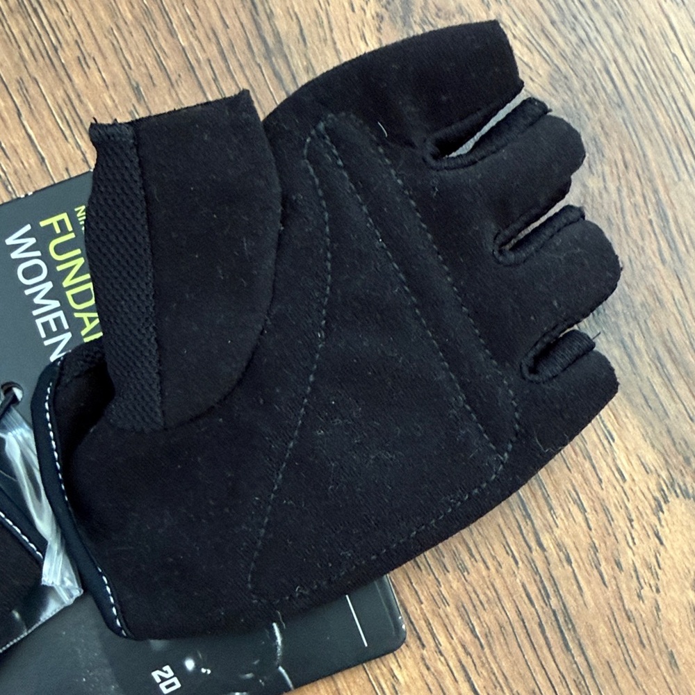 Nike Black Fundamental Women's Gloves - Picture 3 of 5